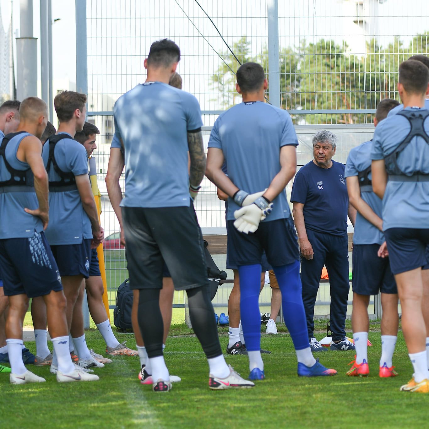 With foreigners, without internationals, under the charge of Mister