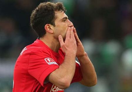 Two Mehmedi’s assists help Freiburg to flatten Einracht