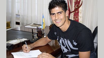 Dynamo sign Leandro Almeida
