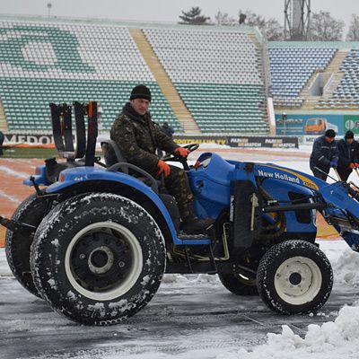 Поле стадіону «Ворскла» активно готують до гри з «Динамо»