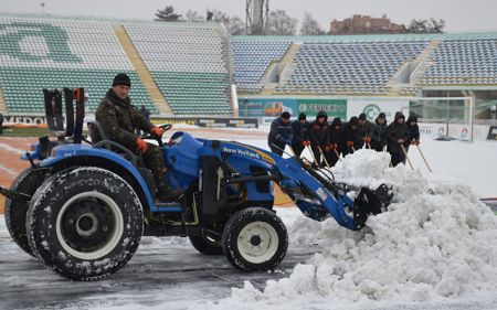 Поле стадіону «Ворскла» активно готують до гри з «Динамо»