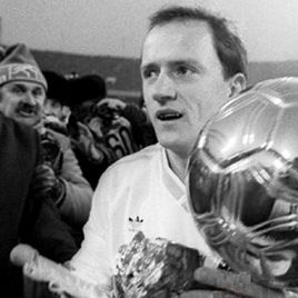 Ballon d'Or of Ihor Belanov. Fans honor the legend!