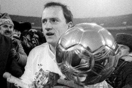 Ballon d'Or of Ihor Belanov. Fans honor the legend!