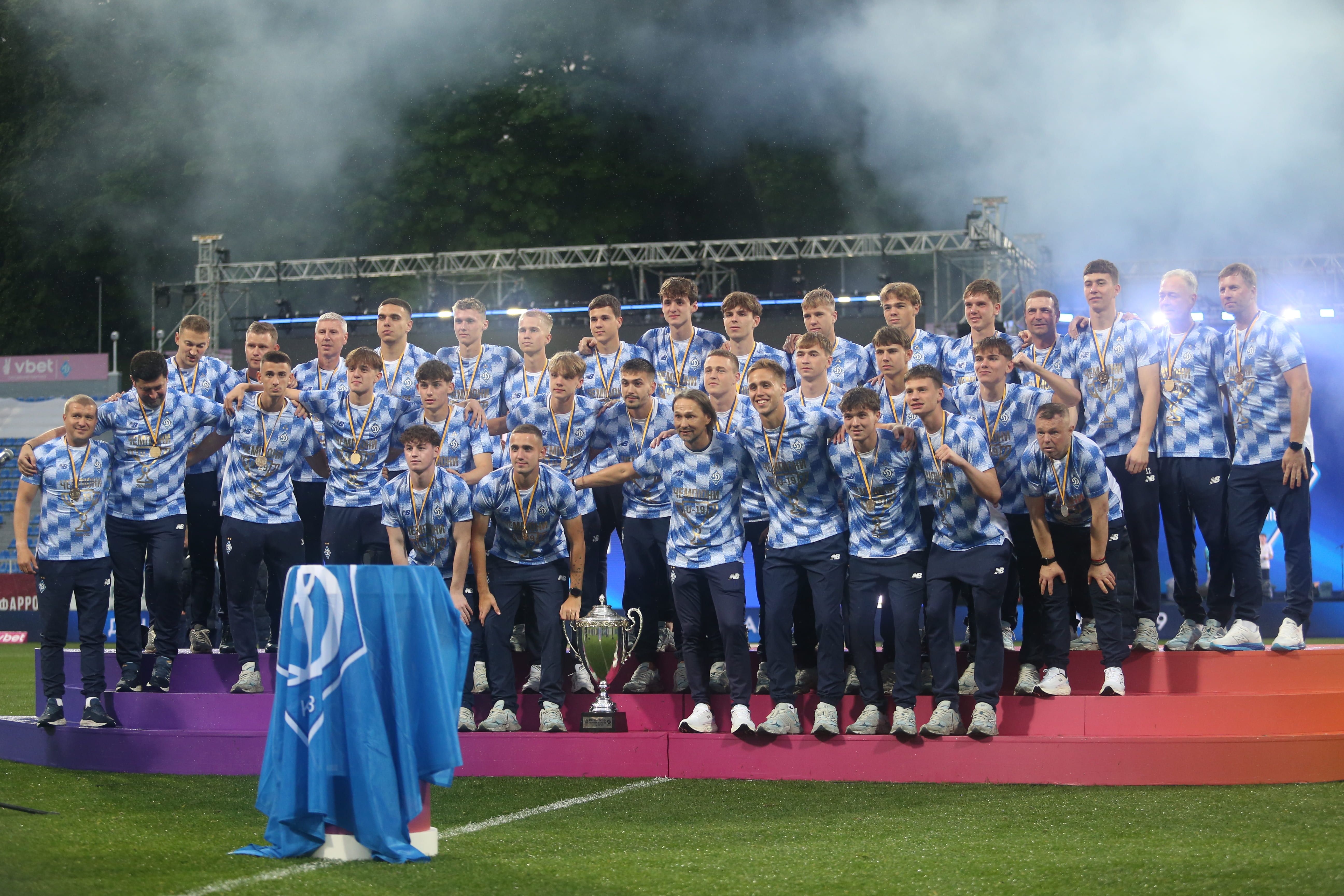 Команда «Динамо» U19 отримала чемпіонський кубок та золоті медалі