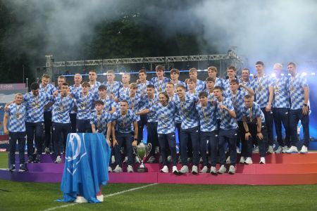 Команда «Динамо» U19 отримала чемпіонський кубок та золоті медалі