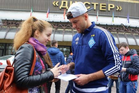 Фоторепортаж прогулянки динамівців у Львові перед грою проти «Карпат»