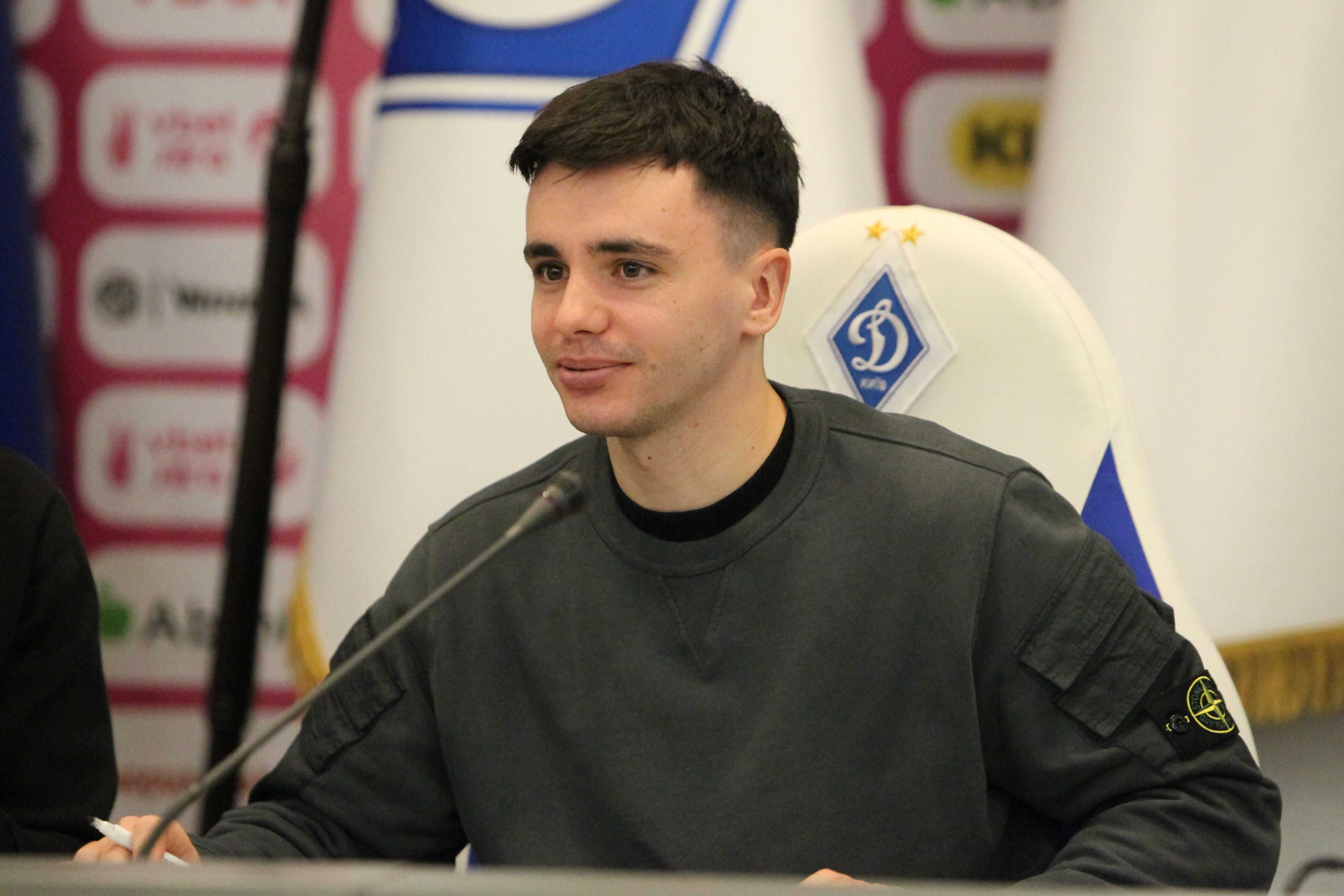 Mykola Shaparenko meets fans at autograph session