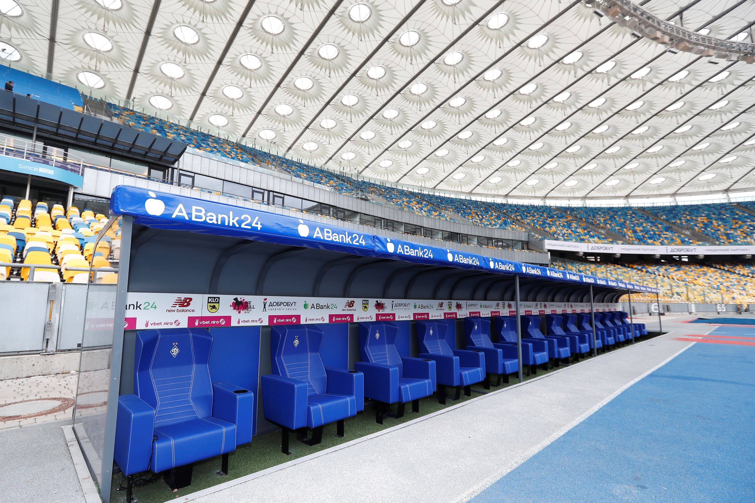 Новая динамовская скамейка запасных на «Олимпийском»