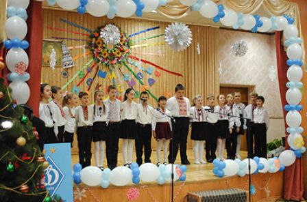 Dynamo and Nadra Bank give children joy on Saint Nicolas Day!