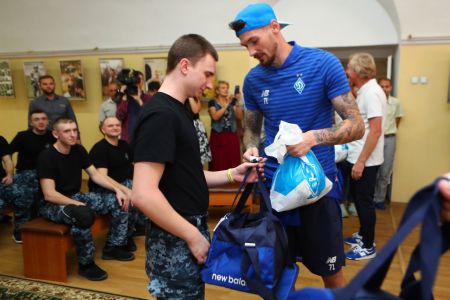 Динамівці відвідали звільнених із полону військових моряків (+ФОТО, ВІДЕО)