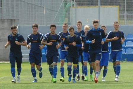 Dynamo U-21 getting ready for match against Oleksandria with the first team