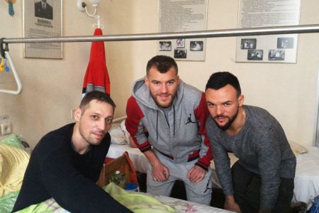 Футболісти «Динамо» відвідали у госпіталі воїнів АТО (оновлено)