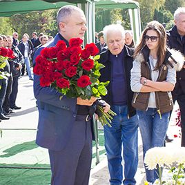 Ні! Ніколи не помирає той, чиє життя минуло як світлий промінь