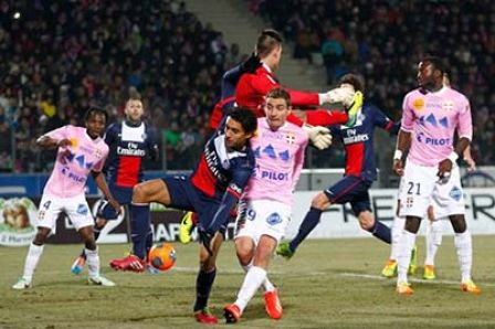 Evian with Marco Ruben sensationally defeat PSG!