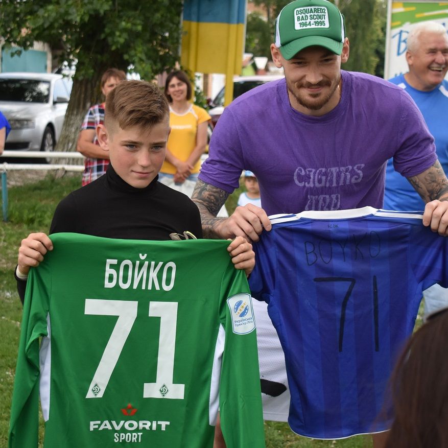Denys BOIKO makes the day of his young fan