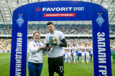 Denys BOIKO get his award as best player in April