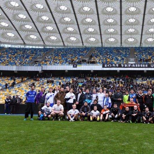 Ультрас «Динамо» та «Шахтаря» провели товариський матч на «Олімпійському»