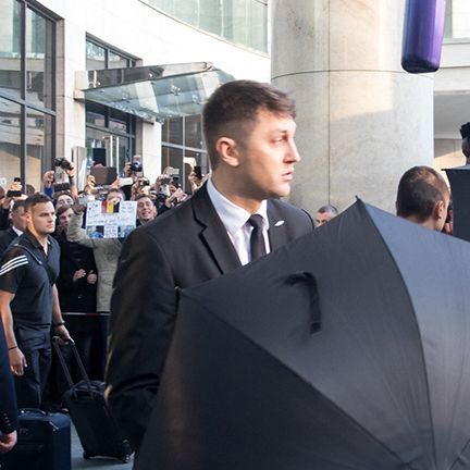«Челсі» в Києві під прикриттям парасольок…