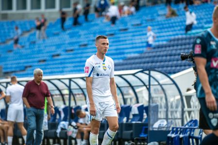 Vladyslav Vanat: “We practice shooting with both left and right”