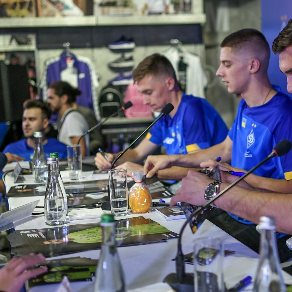 Гравці «Динамо» провели автограф-сесію в магазині New Balance