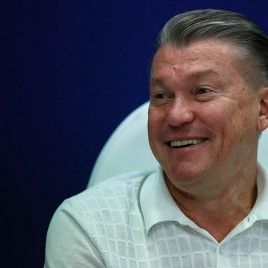 Hryhoriy Surkis congratulates Oleh Blokhin