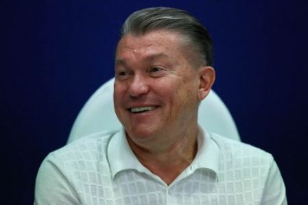 Hryhoriy Surkis congratulates Oleh Blokhin