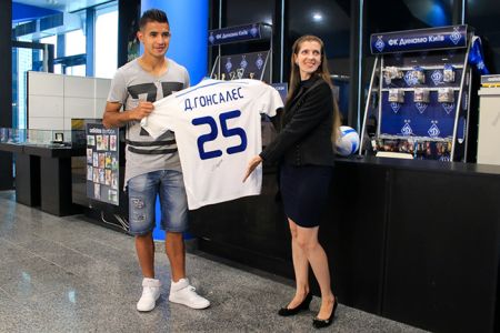 Derlis GONZALEZ presents contest winner with his shirt and answers fans’ questions