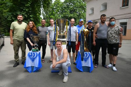 У гості до друзів – із подарунками. Динамівські трофеї побували у військовому шпиталі