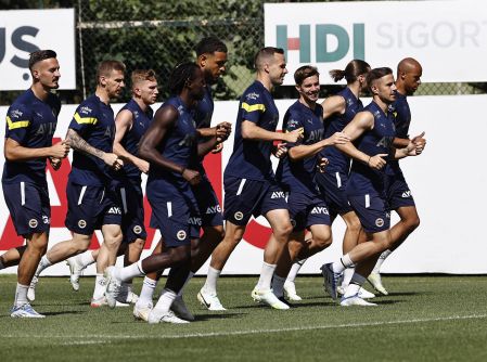 24 Fenerbahce players for the match against Dynamo