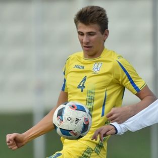 Ukraine U-16 with Dynamo players face Italy