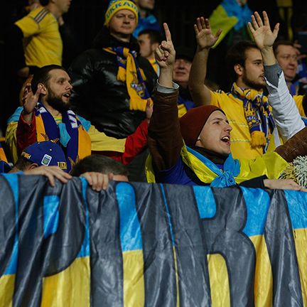 Fans meet Ukraine national team with champagne and flowers