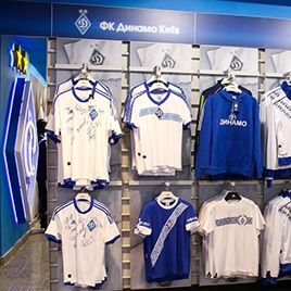 Buy new stuff at club store before the game against Guingamp!