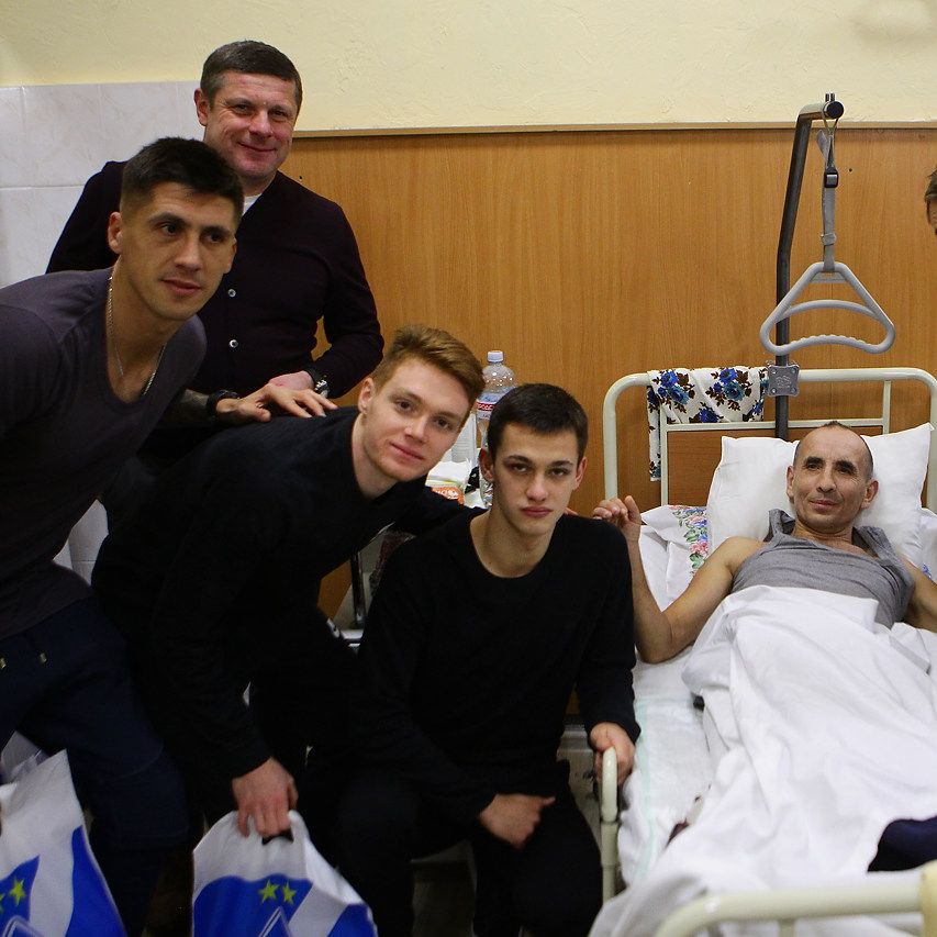 Dynamo players visit wounded soldiers at army hospital (+VIDEO)