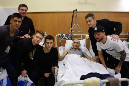 Dynamo players visit wounded soldiers at army hospital (+VIDEO)