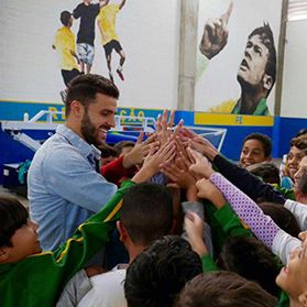 Junior MORAES helps children