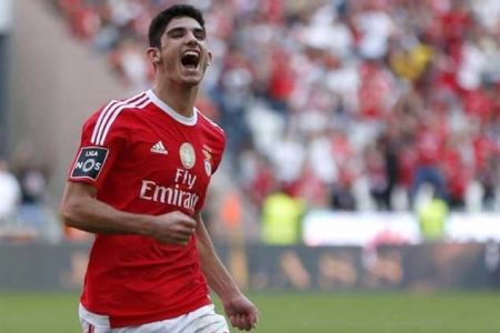 Benfica defeat Pacos and remain Portuguese league leaders