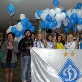 Dynamo supporters meet their team in Kyiv (+ VIDEO)