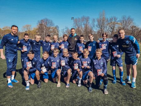 Томаш Кендзьора зустрівся з гравцями "Динамо" U12 у Польщі
