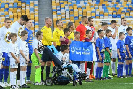 На матч «Динамо» - «Олімпік» учасників вивели діти Спеціальної Олімпіади