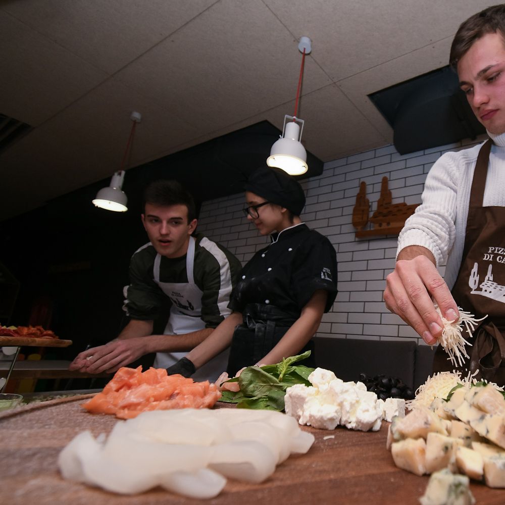 Володимир ШЕПЕЛЄВ спробував себе в ролі кулінара в «Pizza Di Casa» (ВІДЕО)