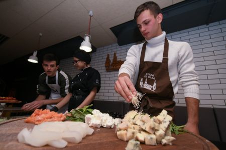 Володимир ШЕПЕЛЄВ спробував себе в ролі кулінара в «Pizza Di Casa» (ВІДЕО)