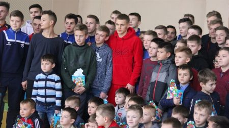 Віталій БУЯЛЬСЬКИЙ під час відпустки привіз подарунки юним спортсменам