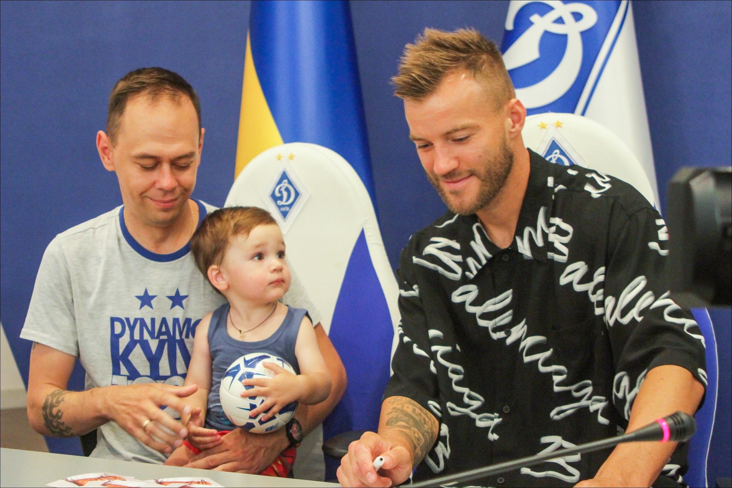 Autograph session of Andriy Yarmolenko attended by about thousand fans