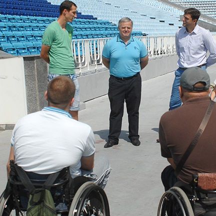 Radoslav PETROVIC presents Parafan-club members with season tickets