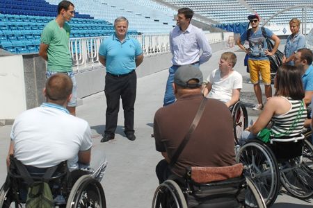 Radoslav PETROVIC presents Parafan-club members with season tickets