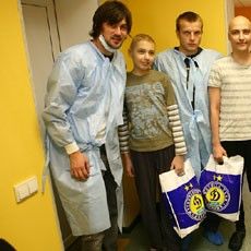 Dynamo players visit children with cancer