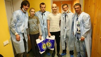 Dynamo players visit children with cancer