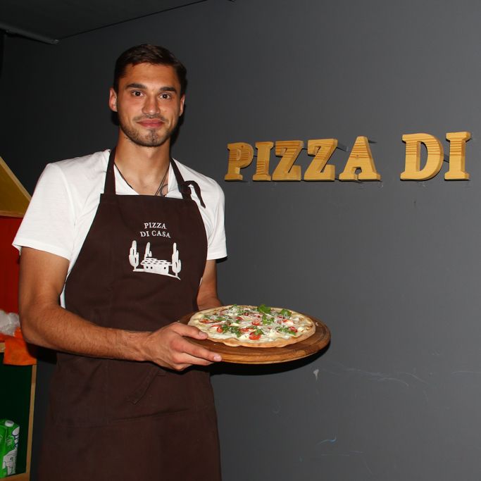 Goalkeeper cuisine: Heorhiy BUSHCHAN cooks delicious pizza