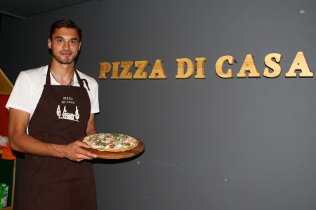 Goalkeeper cuisine: Heorhiy BUSHCHAN cooks delicious pizza