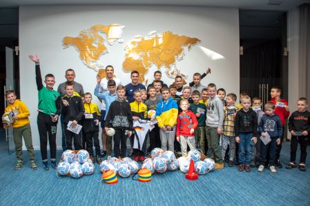 Динамівці зустрілися з дітьми-біженцями напередодні матчу з ФК «Львів»